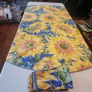 Sunflower Tablecloth Round With 8 Cloth Napkins 58 Inches Round. Yellow Bright